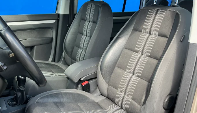 Volkswagen Touran  - 2012