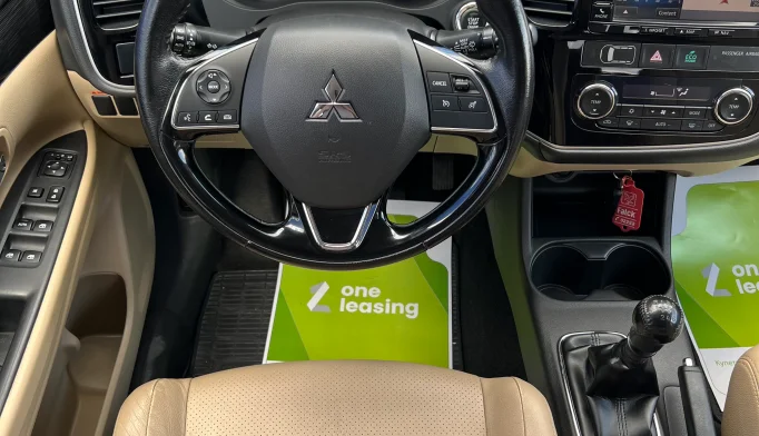 Mitsubishi Outlander  - 2015