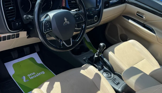 Mitsubishi Outlander  - 2015